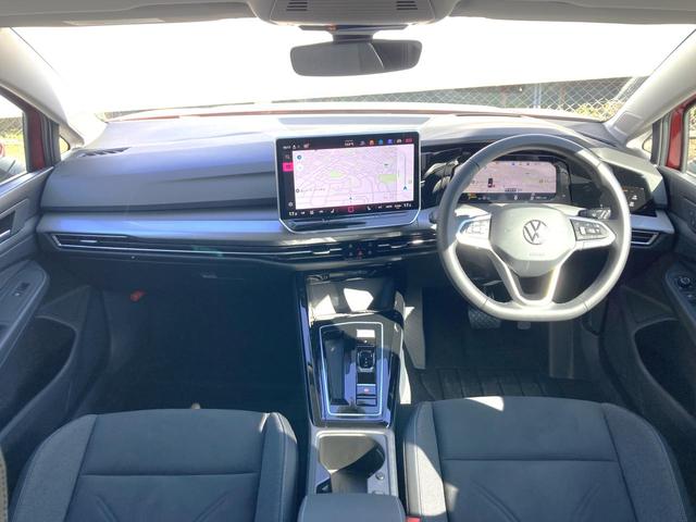 センターに大型ディスプレイを設置した新世代のインストゥルメントパネルは情報量も多く、高い操作性で長距離、長時間の運転によるストレスを軽減します。