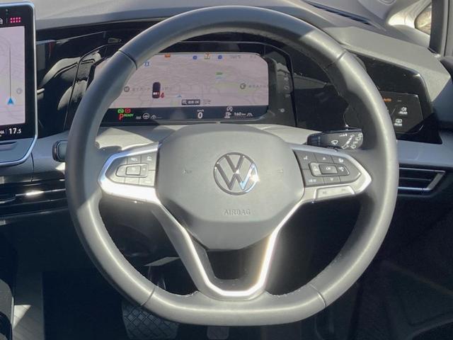 マルチファンクションスイッチつきの本革巻きステアリングは、より安全な長時間ドライブをサポートします。ステアリングヒーターも内蔵、寒い日にもうれしい機能です。