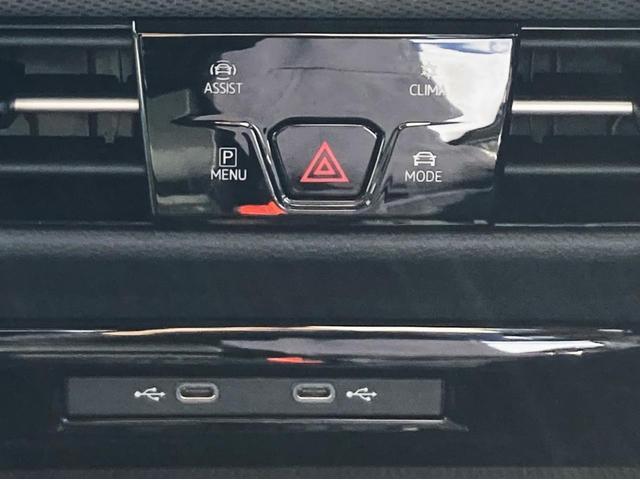 ハザードランプスイッチ周辺にエアコン、各種アシストシステムコントロールなどの起動スイッチをまとめて配置。直感的な操作ですぐにディスプレイモニターに表示されます。