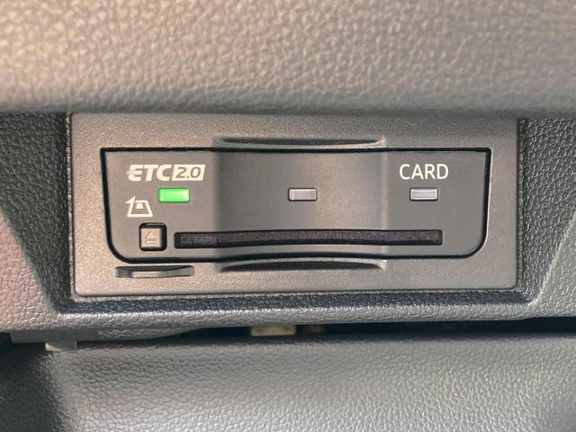 ＥＴＣユニットはグローブボックスの中に装着されています。こちらの車両はＤＳＲＣ（ＥＴＣ　２．０）に対応していますので、渋滞情報などリアルタイムでナビに反映されます。