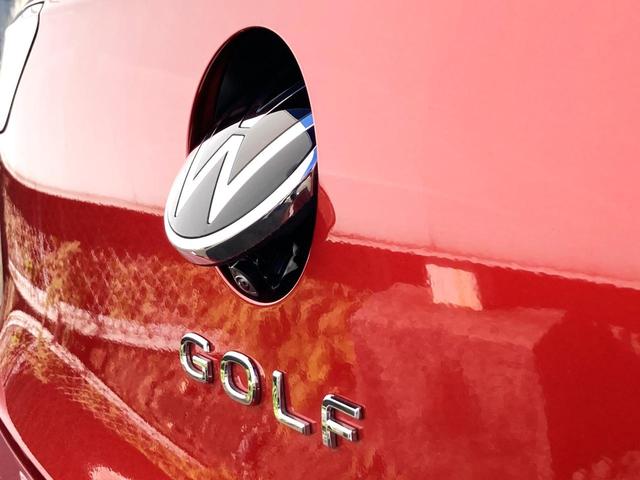 リアビューカメラはＶＷエンブレムをかたどったスマートなバックドアノブ内蔵型です。