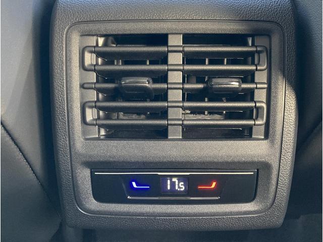 センターコンソール後部には後席用のエアコン温度調整スイッチを装備、大切なご家族やゲストの方に快適な空間を提供します。
