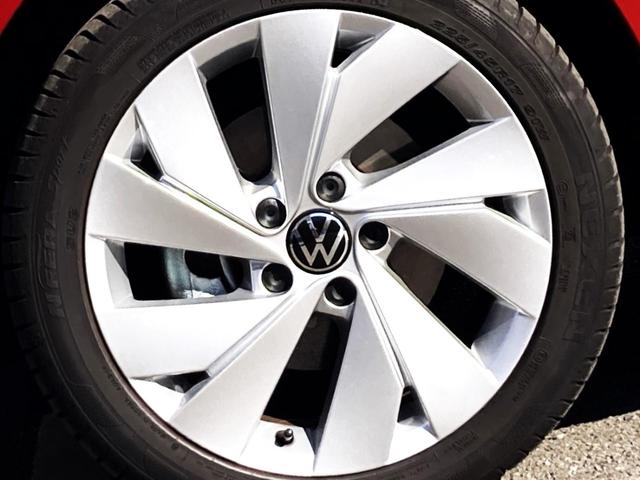 １７インチ純正アルミホイール＋２２５／４５Ｒ１７タイヤを装着。