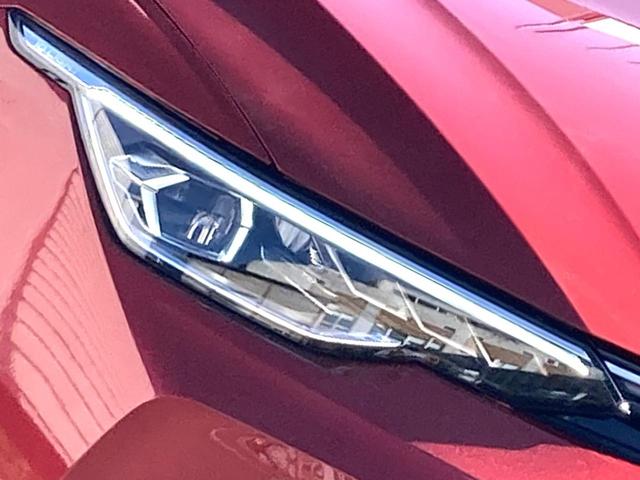 ダイナミックライトアシスト機能を搭載した新世代ＬＥＤマトリクスヘッドライトシステム「ＩＱ　ＬＩＧＨＴ」を装備。夜間の高速走行などで適切な照射を自動で行い、高い視認性を確保する安全装備です。