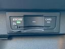 ETCユニットはグローブボックスの中に装着されています。こちらの車両はDSRC(ETC 2.0)に対応していますので、渋滞情報などリアルタイムでナビに反映されます。