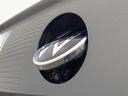 リアビューカメラはＶＷエンブレムをかたどったスマートなバックドアノブ内蔵型です。