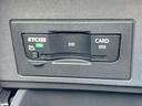 ETCユニットはグローブボックスの中に装着されています。こちらの車両はDSRC(ETC 2.0)に対応していますので、渋滞情報などリアルタイムでナビに反映されます。