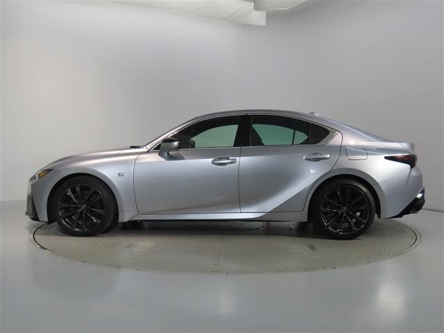 ＩＳ ＩＳ３００　Ｆスポーツ　パンク修理キット（スペアタイヤレス）　ステアリングヒーター　ＮＡＶＩ・ＡＩ－ＡＶＳ　ブラインドスポットモニター　運転席・助手席シートヒーター　後席サイドエアバッグ　パノラミックビューモニター（4枚目）