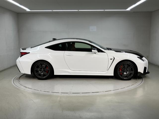 ＲＣ Ｆ カーボンエクステリアパッケージ　セミアニリン本革シート　Ｆ専用オレンジブレーキキャリパー　フロントスポイラー　クリアランスソナー＆バックソナー　ブラインドスポットモニター　プリクラッシュセーフティ　オートクルーズコントロール（4枚目）