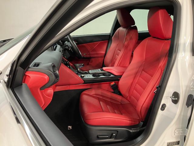 ＩＳ ＩＳ３００　Ｆスポーツ　本革シート　ムーンルーフ　パノラミックビューモニター　ブラインドスポットモニター　三眼フルＬＥＤヘッドランプ　オレンジブレーキキャリパー　プリクラッシュセーフティシステム（10枚目）
