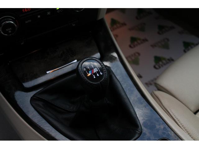 320i Mスポーツパッケージ 2ドアクーペ 左ハンドル 6速MT ベージュ本革シート シートヒーター キセノン 純正フルエアロ 専用17インチAW フォグランプ セキュリティ スマートキー 整備記録簿 禁煙車(23枚目)