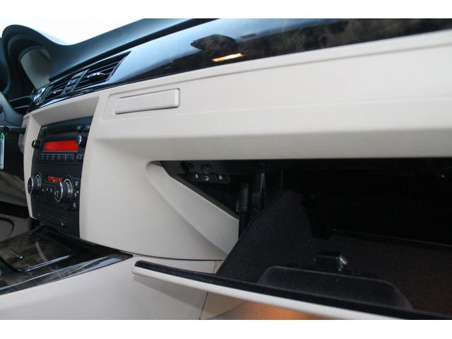 320i Mスポーツパッケージ 2ドアクーペ 左ハンドル 6速MT ベージュ本革シート シートヒーター キセノン 純正フルエアロ 専用17インチAW フォグランプ セキュリティ スマートキー 整備記録簿 禁煙車(32枚目)