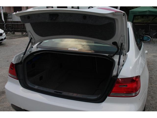 320i Mスポーツパッケージ 2ドアクーペ 左ハンドル 6速MT ベージュ本革シート シートヒーター キセノン 純正フルエアロ 専用17インチAW フォグランプ セキュリティ スマートキー 整備記録簿 禁煙車(33枚目)