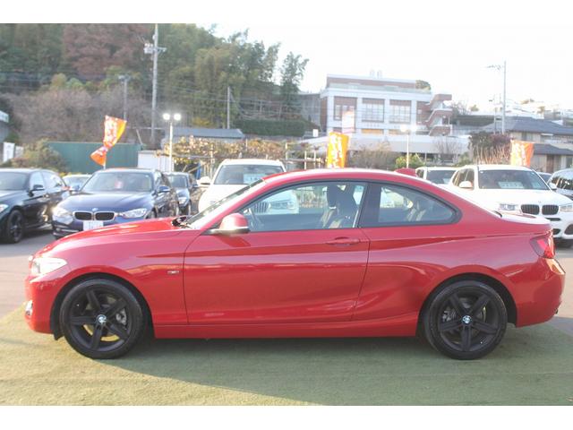 ２シリーズ ２２０ｉクーペ　スポーツ　スポーツシート　パドルシフト　衝突軽減　純正ＨＤＤナビ　Ｂｌｕｅｔｏｏｔｈ　バックカメラ　純正１７ＡＷ　アイドリングストップ　ドライブレコーダー　キセノン　ミラーＥＴＣ　Ｍカラーグリルフィン　禁煙車（6枚目）