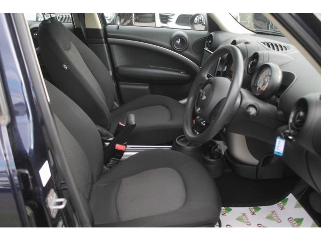 ＭＩＮＩ クーパー　クロスオーバー　走行３．２万キロ　キセノン　純正１６ＡＷ　パナソニックポータブルナビ　バックカメラ　ＥＴＣ　キーレス　フォグランプ　ルーフレール　ホワイトルーフ　整備記録簿　取扱説明書　スペアキー　車検９年４月まで（3枚目）