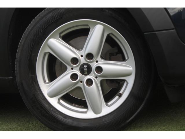 ＭＩＮＩ クーパー　クロスオーバー　走行３．２万キロ　キセノン　純正１６ＡＷ　パナソニックポータブルナビ　バックカメラ　ＥＴＣ　キーレス　フォグランプ　ルーフレール　ホワイトルーフ　整備記録簿　取扱説明書　スペアキー　車検９年４月まで（10枚目）