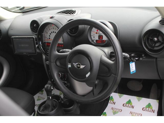 ＭＩＮＩ クーパー　クロスオーバー　走行３．２万キロ　キセノン　純正１６ＡＷ　パナソニックポータブルナビ　バックカメラ　ＥＴＣ　キーレス　フォグランプ　ルーフレール　ホワイトルーフ　整備記録簿　取扱説明書　スペアキー　車検９年４月まで（12枚目）