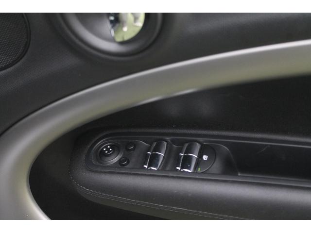 ＭＩＮＩ クーパー　クロスオーバー　走行３．２万キロ　キセノン　純正１６ＡＷ　パナソニックポータブルナビ　バックカメラ　ＥＴＣ　キーレス　フォグランプ　ルーフレール　ホワイトルーフ　整備記録簿　取扱説明書　スペアキー　車検９年４月まで（25枚目）