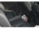 後部席もゆったりとしたスペースです。後部席にも専用エアコンやカップフォルダーなど快適装備多数。