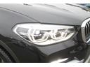 LEDヘッドライトが明るい視界を確保します。