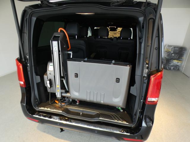 Ｖクラス Ｖ２２０ｄ　アバンギャルド　ロング　ＡＭＧライン　後期型　フィオレラリフト（車椅子リフト）　パノラマＳＲ　ＲＳＰ　黒革　シートヒーター　後席フルフラットシート　ＭＢＵＸナビ地デジ３６０°カメラ　Ｂｕｒｍｅｓｔｅｒ　ＡＭＧ１９ＡＷ　禁煙　１オーナー　正規Ｄ車（19枚目）