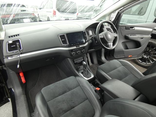 シャラン TSI ハイラインブルーモーションテクノロジー 黒半革 シートヒーター 社外ディスプレイオーディオ Bカメラ 社外デジタルインナーミラー クルコン 後席フリップダウンモニター 電動リアゲート 純正17インチAW 禁煙 正規D車(3枚目)