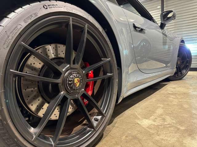 ９１１ ９１１カレラＧＴＳ　Ｄ車／７ＭＴ／左ハンドル／ガラスサンルーフ／軽量遮音プライバシーガラス／ＬＥＤマトリックスライト（ＰＤＬＳ）ＧＴスポーツステアリング／ＢＯＳＥ／１８ｗａｙスポーツシート／２０＆２１ＴｕｒｂｏＳホイール（51枚目）