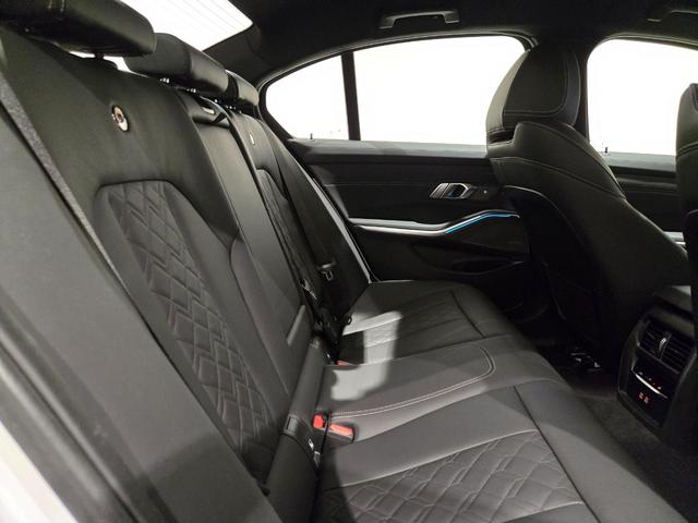 B3 リムジン オールラッド ALPINA Safetyパッケージ/コックピットプロフェッショナル(ヘッドアップディスプレイ)/メリノフルレザーブラック+レザーダッシュボード/カーボンルーフ/アルピナクラシック20inchAW(76枚目)