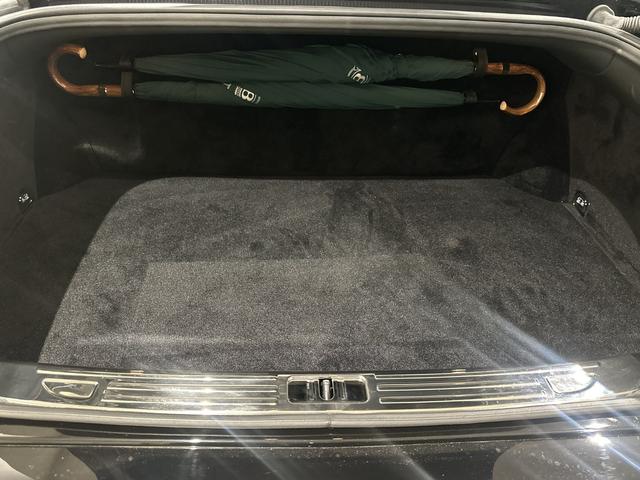 ミュルザンヌ スピード サンルーフ プレミアムスペック(フライングBマスコット/ジュエルフューエルキャップ/パワートランク/専用アンブレラ2本/バレットキー/収納ポケット)/デュオトーンインテリア(リネン/ベルーガ) /ウッドテーブル(26枚目)