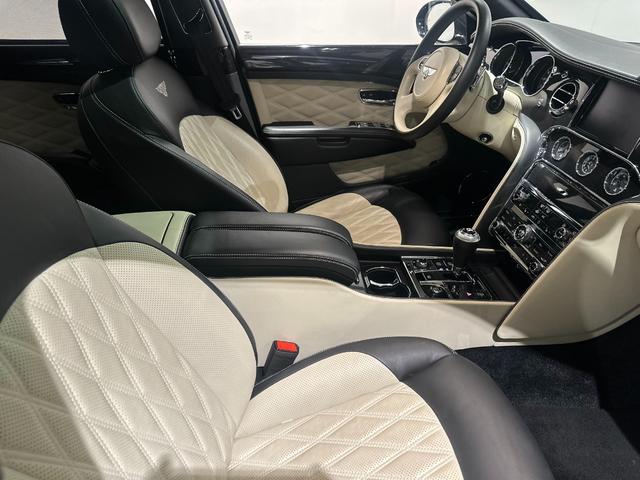 ミュルザンヌ スピード サンルーフ プレミアムスペック(フライングBマスコット/ジュエルフューエルキャップ/パワートランク/専用アンブレラ2本/バレットキー/収納ポケット)/デュオトーンインテリア(リネン/ベルーガ) /ウッドテーブル(32枚目)