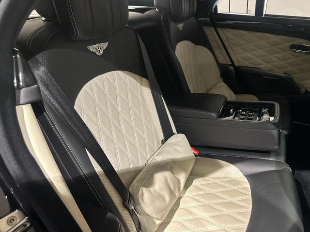 ミュルザンヌ スピード サンルーフ プレミアムスペック(フライングBマスコット/ジュエルフューエルキャップ/パワートランク/専用アンブレラ2本/バレットキー/収納ポケット)/デュオトーンインテリア(リネン/ベルーガ) /ウッドテーブル(34枚目)