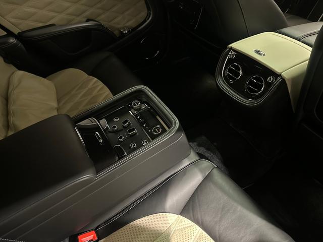 ミュルザンヌ スピード サンルーフ プレミアムスペック(フライングBマスコット/ジュエルフューエルキャップ/パワートランク/専用アンブレラ2本/バレットキー/収納ポケット)/デュオトーンインテリア(リネン/ベルーガ) /ウッドテーブル(35枚目)