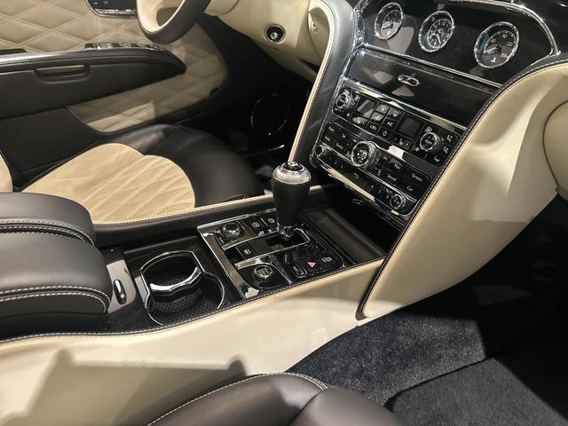 ミュルザンヌ スピード サンルーフ プレミアムスペック(フライングBマスコット/ジュエルフューエルキャップ/パワートランク/専用アンブレラ2本/バレットキー/収納ポケット)/デュオトーンインテリア(リネン/ベルーガ) /ウッドテーブル(41枚目)