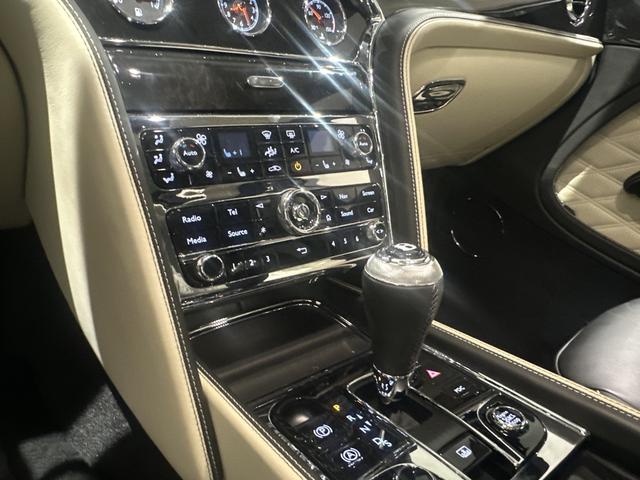 ミュルザンヌ スピード サンルーフ プレミアムスペック(フライングBマスコット/ジュエルフューエルキャップ/パワートランク/専用アンブレラ2本/バレットキー/収納ポケット)/デュオトーンインテリア(リネン/ベルーガ) /ウッドテーブル(52枚目)