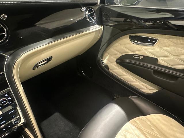 ミュルザンヌ スピード サンルーフ プレミアムスペック(フライングBマスコット/ジュエルフューエルキャップ/パワートランク/専用アンブレラ2本/バレットキー/収納ポケット)/デュオトーンインテリア(リネン/ベルーガ) /ウッドテーブル(54枚目)