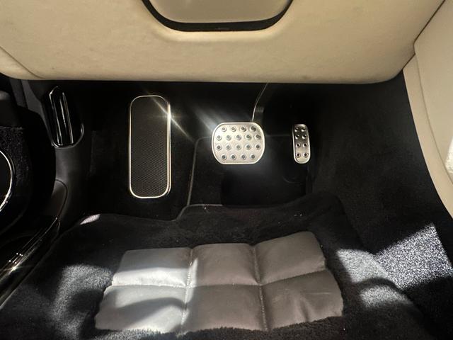 ミュルザンヌ スピード サンルーフ プレミアムスペック(フライングBマスコット/ジュエルフューエルキャップ/パワートランク/専用アンブレラ2本/バレットキー/収納ポケット)/デュオトーンインテリア(リネン/ベルーガ) /ウッドテーブル(56枚目)