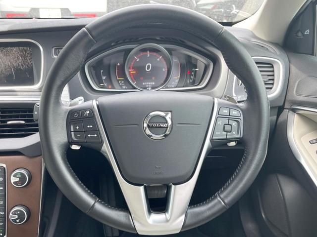 Ｖ４０ Ｄ４　インスクリプション　白革シート　ｈａｒｍａｎ／ｋａｒｄｏｎ　禁煙車　Ｂｌｕｅｔｏｏｔｈ　バックカメラ・　フルセグＴＶ　純正ナビ　純正１７インチＡＷ　シートヒーター　メモリー機能付きパワーシート　ＥＴＣ（11枚目）