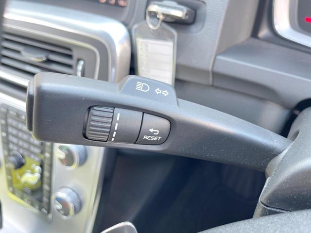 Ｖ６０ Ｄ４　タック　白革シート　純正ナビ　バックカメラ　メモリー機能付きパワーシート　シートヒーター　パドルシフト　Ｂｌｕｅｔｏｏｔｈ　ＥＴＣ　ＢＬＩＳ　純正１７インチアルミホイール　オートライト（40枚目）