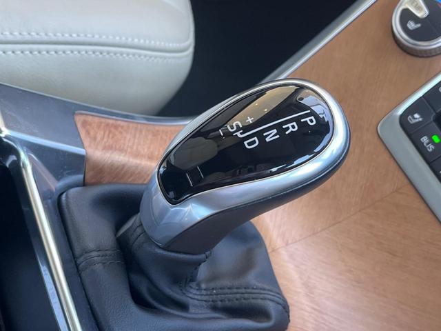 XC60 D4 クラシック 最終モデル サンルーフ 白革シート 純正ナビ バックカメラ 禁煙車 メモリー機能付きパワーシート シートヒーター Bluetooth パドルシフト パワーテールゲート BLIS ETC CD DVD(28枚目)