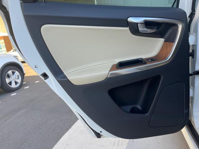 XC60 D4 クラシック 最終モデル サンルーフ 白革シート 純正ナビ バックカメラ 禁煙車 メモリー機能付きパワーシート シートヒーター Bluetooth パドルシフト パワーテールゲート BLIS ETC CD DVD(43枚目)