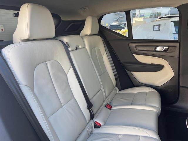 XC40 アルティメット B4 AWD 認定中古車 ワンオーナー harman/kardon Googleナビ 360°ビューカメラ 白革シート メモリー機能付きパワーシート シートヒーター 禁煙車 アダプティブクルーズコントロール(10枚目)