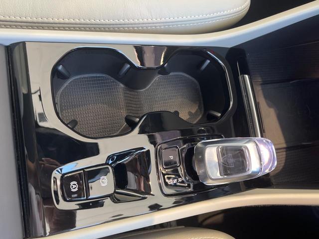 XC40 アルティメット B4 AWD 認定中古車 ワンオーナー harman/kardon Googleナビ 360°ビューカメラ 白革シート メモリー機能付きパワーシート シートヒーター 禁煙車 アダプティブクルーズコントロール(28枚目)