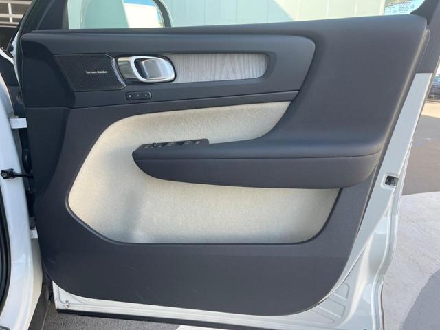 XC40 アルティメット B4 AWD 認定中古車 ワンオーナー harman/kardon Googleナビ 360°ビューカメラ 白革シート メモリー機能付きパワーシート シートヒーター 禁煙車 アダプティブクルーズコントロール(37枚目)