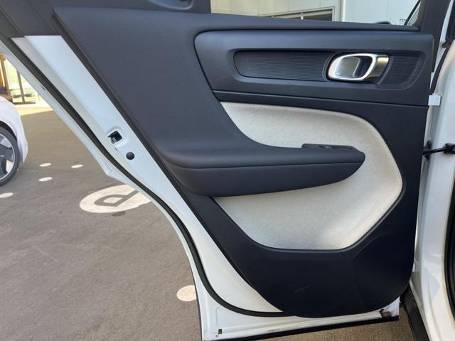 XC40 アルティメット B4 AWD 認定中古車 ワンオーナー harman/kardon Googleナビ 360°ビューカメラ 白革シート メモリー機能付きパワーシート シートヒーター 禁煙車 アダプティブクルーズコントロール(43枚目)