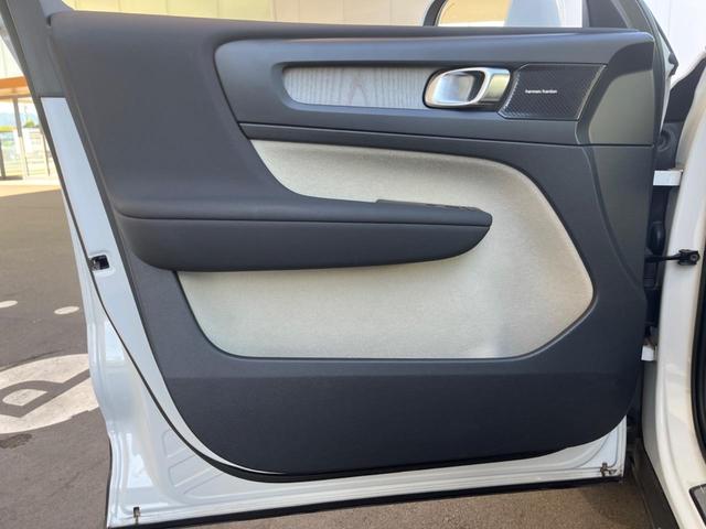 XC40 アルティメット B4 AWD 認定中古車 ワンオーナー harman/kardon Googleナビ 360°ビューカメラ 白革シート メモリー機能付きパワーシート シートヒーター 禁煙車 アダプティブクルーズコントロール(47枚目)