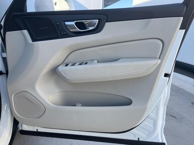 XC60 アルティメット B5 AWD 認定中古車 パノラマガラスサンルーフ ワンオーナー harman/kardon Googleナビ 360°ビュー 白革シート メモリー機能付きパワーシート シートヒーター ベンチレーション 禁煙車(40枚目)