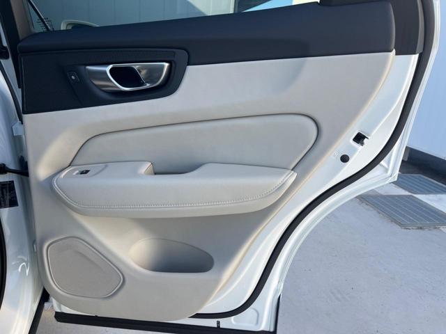 XC60 アルティメット B5 AWD 認定中古車 パノラマガラスサンルーフ ワンオーナー harman/kardon Googleナビ 360°ビュー 白革シート メモリー機能付きパワーシート シートヒーター ベンチレーション 禁煙車(45枚目)