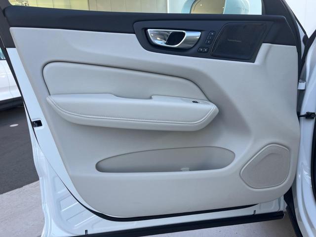 XC60 アルティメット B5 AWD 認定中古車 パノラマガラスサンルーフ ワンオーナー harman/kardon Googleナビ 360°ビュー 白革シート メモリー機能付きパワーシート シートヒーター ベンチレーション 禁煙車(52枚目)