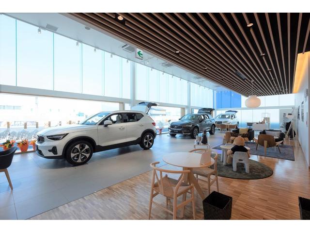Ｖ６０ Ｔ５　インスクリプション　認定中古車　ｈａｒｍａｎ／ｋａｒｄｏｎ　白革シート　純正ナビ　３６０°ビューカメラ　メモリー機能付きパワーシート　禁煙車　Ｂｌｕｅｔｏｏｔｈ　パワーテールゲート　シートヒーター　ルーフレール（3枚目）