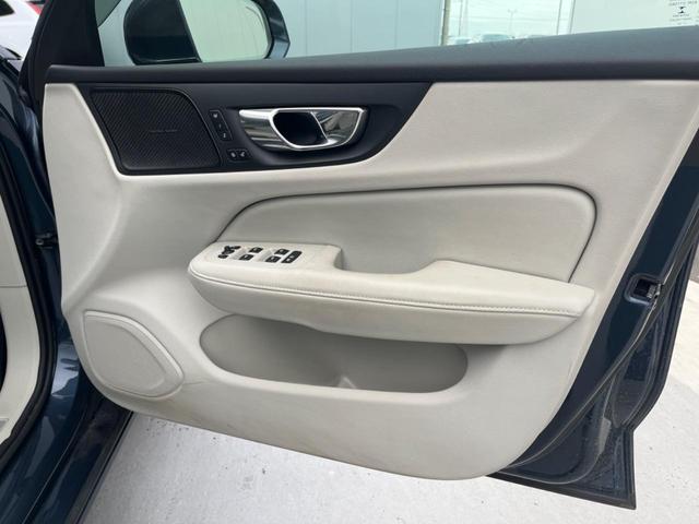 Ｖ６０ Ｔ５　インスクリプション　認定中古車　ｈａｒｍａｎ／ｋａｒｄｏｎ　白革シート　純正ナビ　３６０°ビューカメラ　メモリー機能付きパワーシート　禁煙車　Ｂｌｕｅｔｏｏｔｈ　パワーテールゲート　シートヒーター　ルーフレール（48枚目）